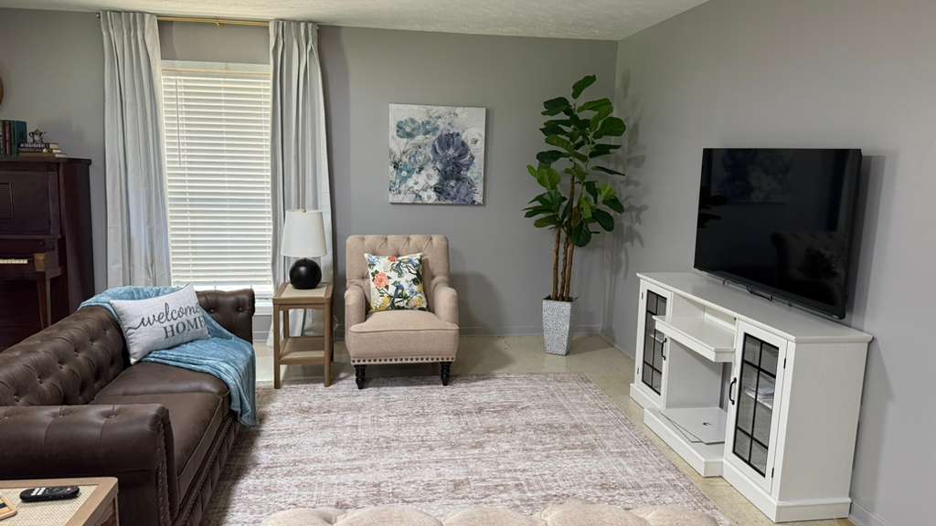 Living room at Madison Heights Assisted Living